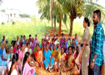 நாகம்பட்டி மக்களுடன் காவல்துறையினர்!