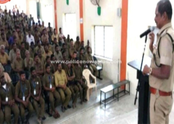 வாகன ஓட்டுநர்களுடன் காவல்துறையினர்