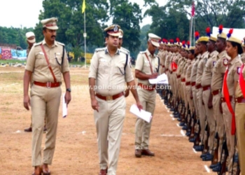 ஆயுதப்படை காவலர்களுடன் காவல்துறை துணைத் தலைவர்