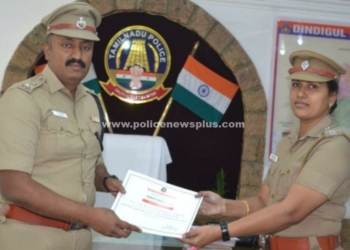 காவல்துறையினருக்கு சான்றிதழ் வழங்கிய S.P