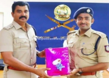 பதவி உயர்வு பெற்ற காவல்துறையினருக்கு  நினைவுப்பரிசு!