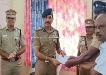 காவலர்களுக்கு பண வெகுமதி வழங்கிய D.G.P