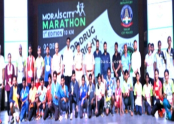 பதக்கங்களை வழங்கிய காவல் ஆணையர்