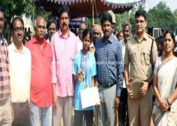 தங்கப்பதக்கம் வென்ற மாணவிக்கு எஸ்.பி பாராட்டு!