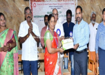 ஆசிரியைகளுக்கு பதக்கம் வழங்கிய ஆட்சியர்