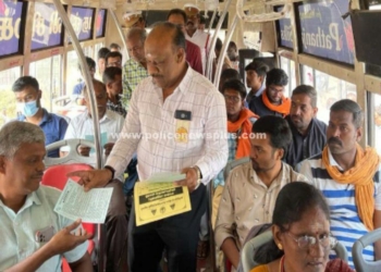 பேருந்து பயணிகளிடம் துண்டு பிரசுரங்கள்