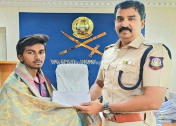 இளைஞருக்கு S.P பொன்னாடை போர்த்தி பாராட்டு