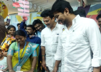 தன்னார்வலர்களின் படைப்புகளை பார்வையிட்ட அமைச்சர்