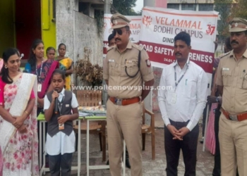 மாணவர்களுடன் காவல் கண்காணிப்பாளர்