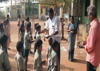 மாணவர்களை உற்சாகப்படுத்திய ஊராட்சி மன்ற தலைவர்