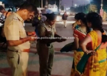 கைகளில் ஒளிரும் பட்டைகளுடன் காவல்துறையினர்