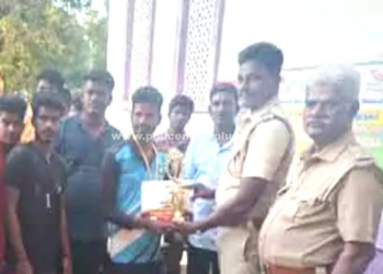 இளைஞர்களுடன் காவல்துறையினர்