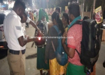 ஒளிரும் பட்டைகள் வழங்கிய போக்குவரத்து காவல்துறையினர்