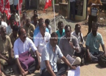 மின்வாரிய  ஊழியர்கள் மறியல் போராட்டம்