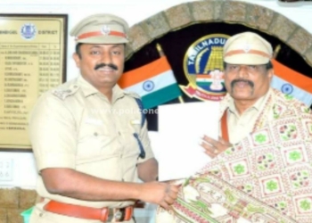 காவல்துறையினருக்கு பொன்னாடை அணிவித்த S.P