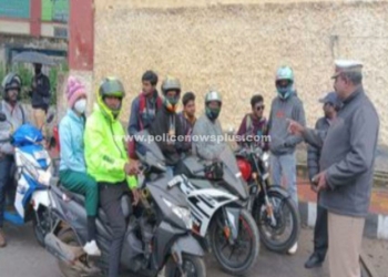 வாகன ஓட்டிகளுடன் காவல்துறையினர்