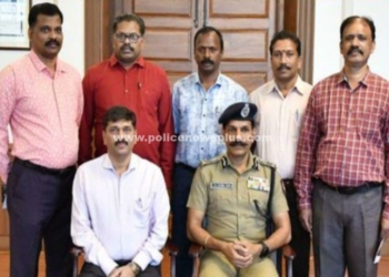 காவலர்களை பாராட்டி பண வெகுமதி வழங்கிய D.G.P