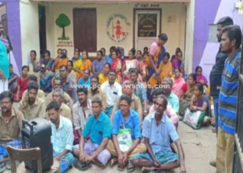 தர்ணா போராட்டத்தில் ஈடுபட்ட ஒப்பந்த பணியாளர்கள்