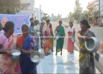 சாலையில் பாலை கொட்டி போராட்டம்