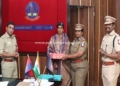 பெண் காவலரை கௌரவித்த S.P