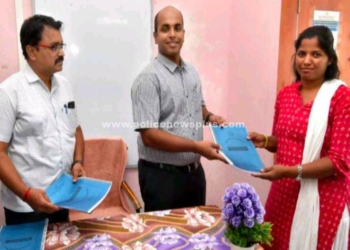 இலவச கையேட்டினை வழங்கிய மாவட்ட ஆட்சித்தலைவர்