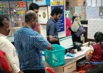 மக்களோட மக்களாக வரிசையில் நின்ற மாவட்ட ஆட்சியர்