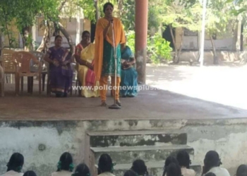 பள்ளி மாணவிகளுடன் காவல் ஆய்வாளர்