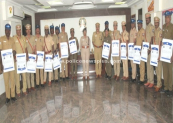 முதலமைச்சர் காவல் பதக்க சான்றிதழை வழங்கிய S.P