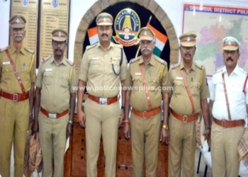 காவல்துறையினருக்கு பொன்னாடை அணிவித்த S.P