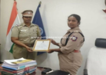 காவல்துறையினருக்கு பரிசு பொருட்கள் வழங்கிய S.P