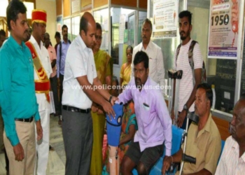 2 லட்சம் மதிப்பில் செயற்கை கால்களை வழங்கிய ஆட்சியர்