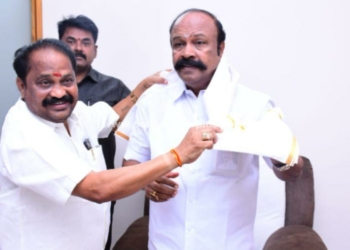 கூட்டுறவுத்துறை அமைச்சருக்கு ஆடை அணிவித்து வாழ்த்து