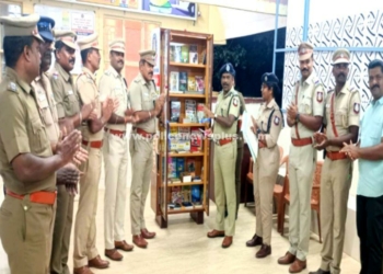 புகார் அளிக்க வரும் பொது மக்கள் படிப்பதற்காக நூலகம்