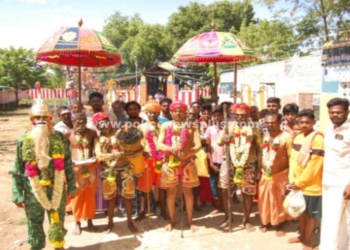 பக்தர்களுக்கு ஆசி வழங்கும், வேடமணிந்த பக்தர்கள்