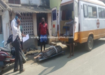 வீட்டின் ஓட்டை உடைத்து வீட்டுக்குள் சென்ற காவல்துறையினர் தீவிர விசாரணை