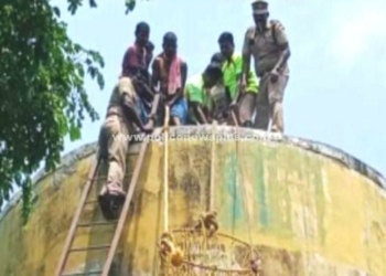 நீர்த்தேக்க தொட்டியில் ஏறி 90 வயது முதியவர் தர்ணா!