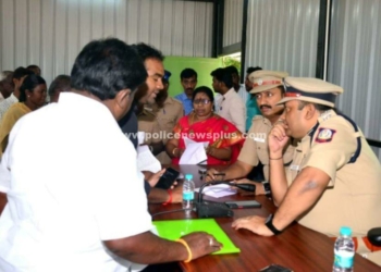 புகார் மனுக்களை நேரடியாக பெற்று தனி கவனம்