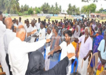 கிராம மக்களுடன் மாவட்ட ஆட்சியர்