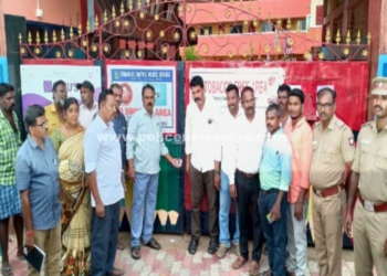 தனியார் பள்ளிக்கு வருவாய்த்துறை முன்னிலையில் சீல்