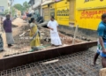 பாலம் கட்டும் பணியை நேரில் ஆய்வு செய்த நகர்மன்ற தலைவர்