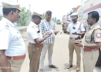 நெடுஞ்சாலையில் போக்குவரத்துக்கு இடையூறாக வாகனங்களை நிறுத்தினால் அபராதம், திருவெற்றியூர் காவல்துறையினர் எச்சரிக்கை.