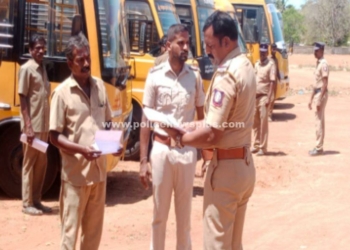 பள்ளி கல்லூரிகளில் காவல் ஆய்வாளர்கள் வாகன தணிக்கை