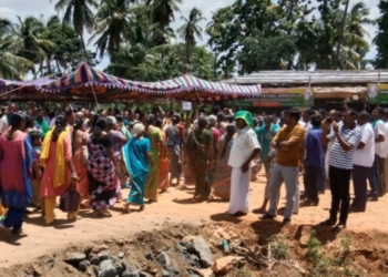 விவாசயிகள் கருப்பு கொடி ஏந்தி உண்ணாவிரதம்