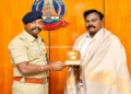 நினைவு பரிசுகளை வழங்கி பாராட்டிய காவல் கண்காணிப்பாளர்