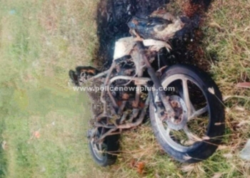 எரிந்து கிடந்த இருசக்கர வாகனத்தால் பரபரப்பு