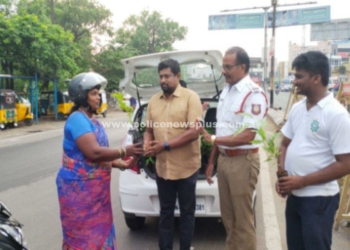 தலைக்கவசம் சீட் பெல்ட் அணிந்து வந்தோர்க்கு மரக்கன்று பரிசு