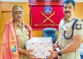 காவல்துறையினருக்கு நினைவுப்பரிசு வழங்கி கௌரவித்த S.P