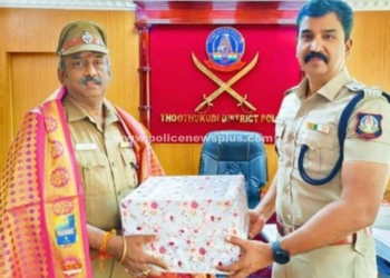 காவல்துறையினருக்கு நினைவுப்பரிசு வழங்கி கௌரவித்த S.P