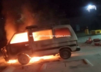 ஆம்னி கார் திடீரென தீப்பிடித்து எரிந்ததால் பரபரப்பு