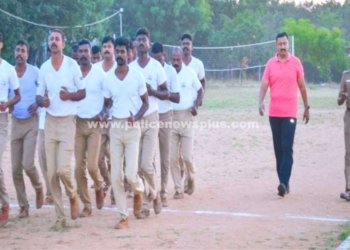 காவலர்களின் வாராந்திர கவாத்து பயிற்சியில் S.P